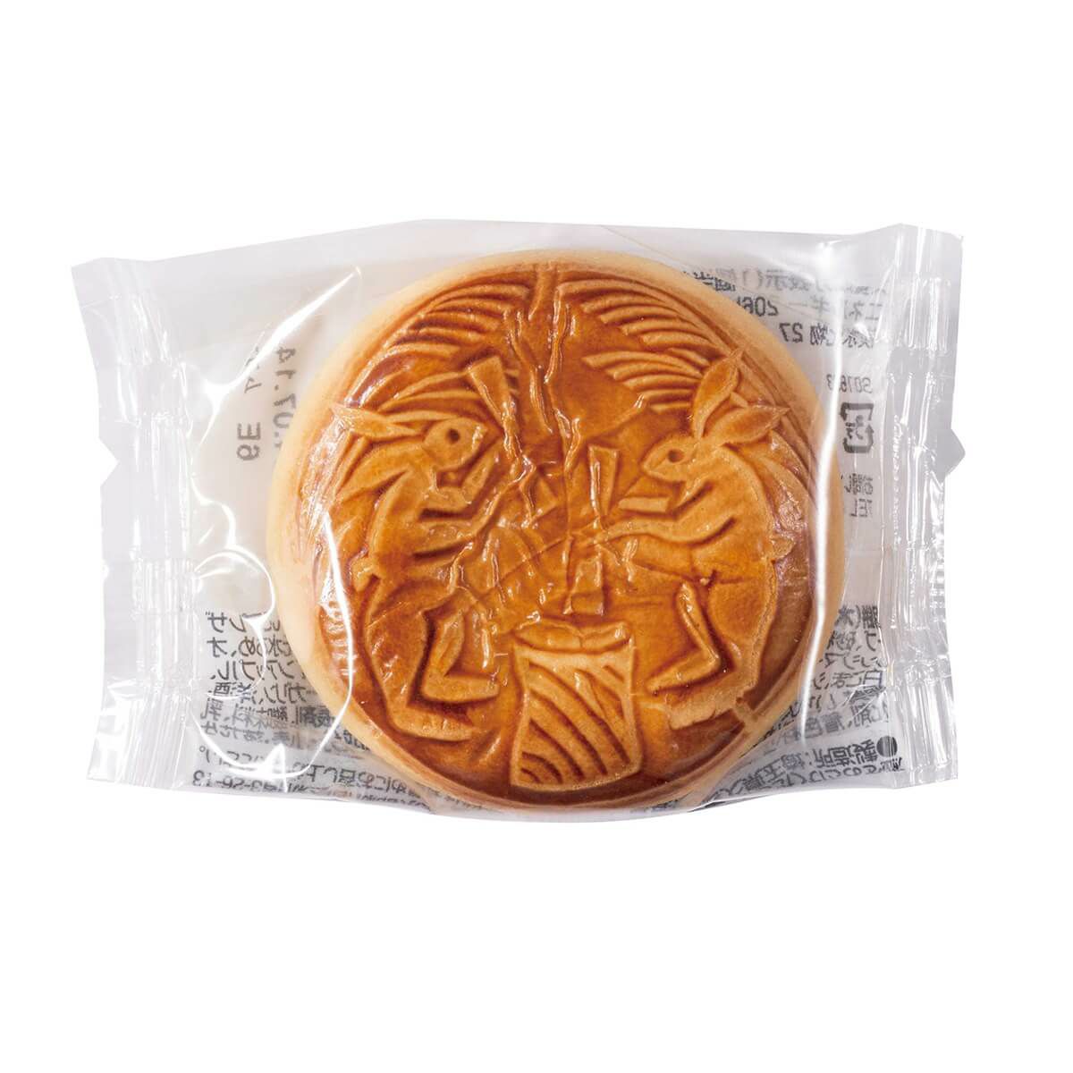 うさぎが餅をついているイラストの型模様の月餅（木の実餡）