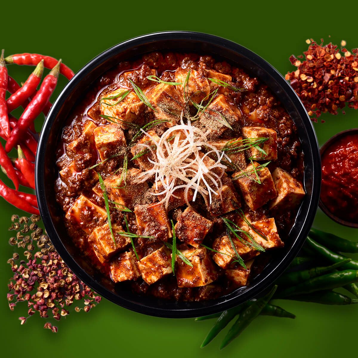 鮮烈な香りと刺激的な辛さが立ちのぼる新宿中村屋の激辛麻婆豆腐｜山椒のしびれと深いうま味が調和した本格四川の味わいが楽しめる麻婆豆腐のシズル画像