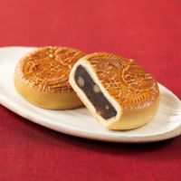 新宿中村屋　月餅　小豆餡の断面写真。香ばしい香りが伝わるシズル画像