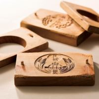 新宿中村屋の月餅に使われる木型。伝統の技で模様を刻む職人の手仕事を表したイメージ