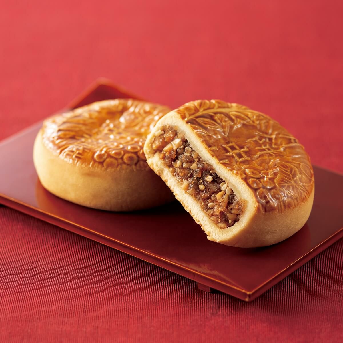 新宿中村屋　月餅　木の実餡の断面写真。香ばしい香りが伝わるシズル画像