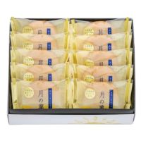 新宿中村屋　月の菓（みるくまんじゅう）10個入り（蓋を開けた状態）。整然と並んだ「月の菓」の中身が見える