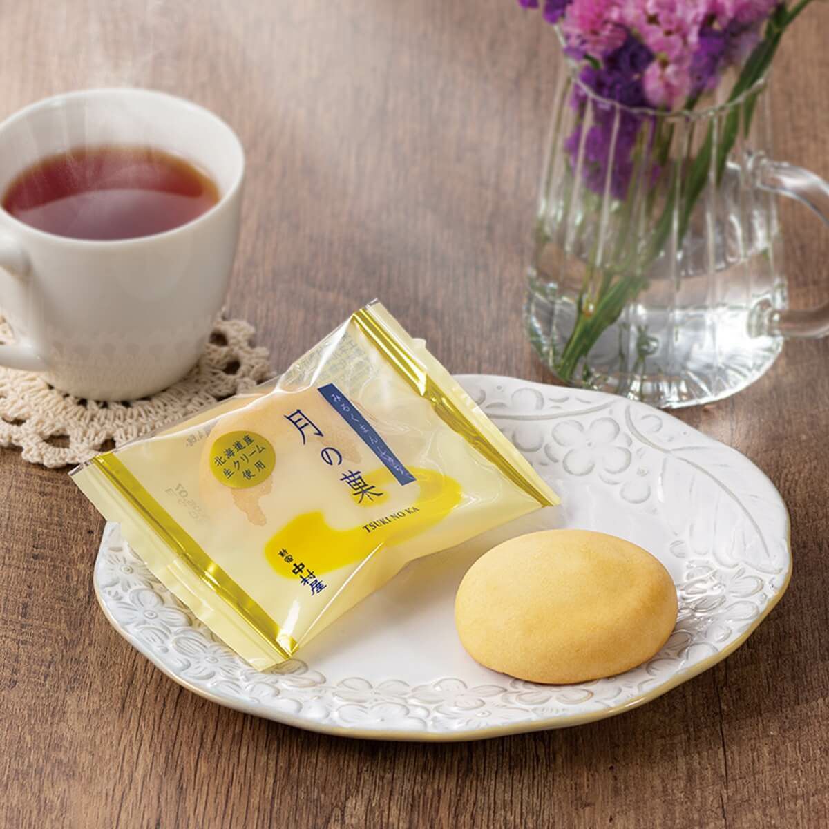 月の菓　10個入（喫食シーン）