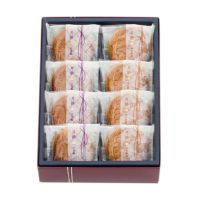 新宿中村屋　伝統の月餅　2種8個入り。上品な化粧箱に詰め合わせた、贈答用にも人気の和菓子ギフト