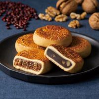 新宿中村屋　月餅　小豆餡と木の実餡の断面写真。香ばしい香りが伝わるシズル画像