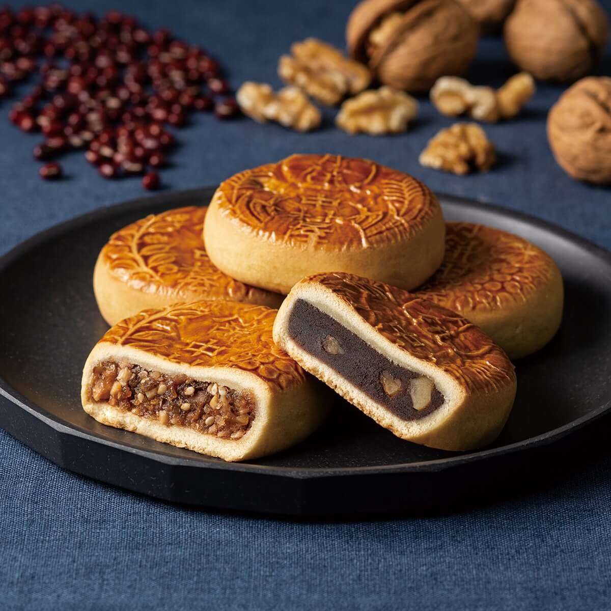 新宿中村屋　月餅　小豆餡と木の実餡の断面写真。香ばしい香りが伝わるシズル画像