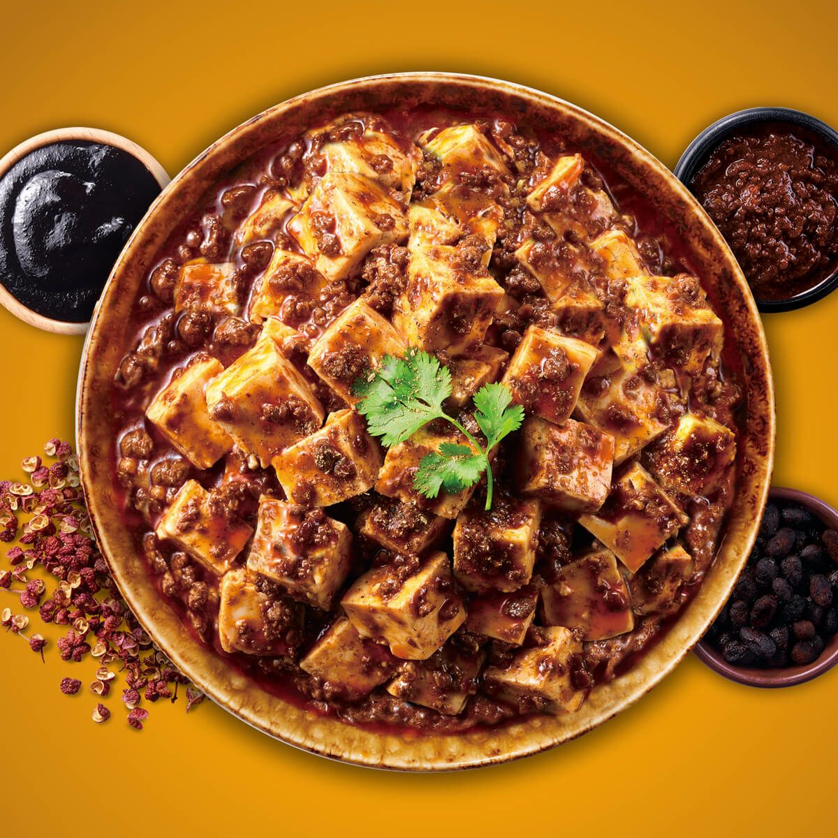 絶妙に調和した3種の熟成醤と3種のひき肉のうま味が広がる新宿中村屋の中辛麻婆豆腐｜コク深く香ばしい本格四川の味わいが楽しめる麻婆豆腐のシズル画像