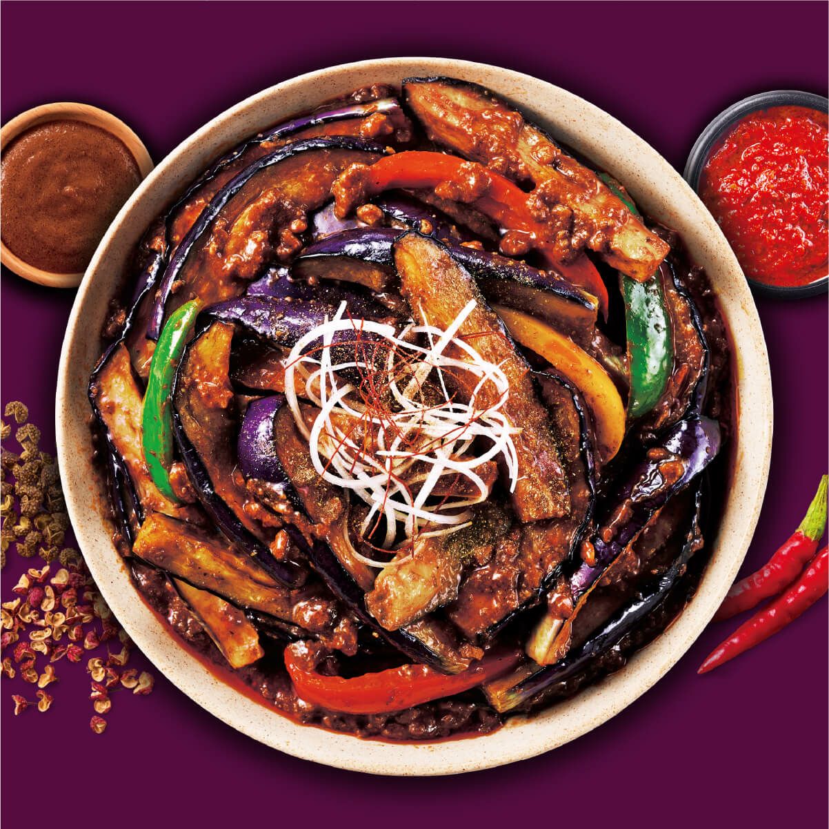 四川豆板醤・甜麺醤・麻辣醤・蝦醤の香りとコクが広がる麻婆茄子｜香辣油の華やかな香りと特製四川山椒のしびれが際立つ、本格四川麻婆茄子のシズル画像