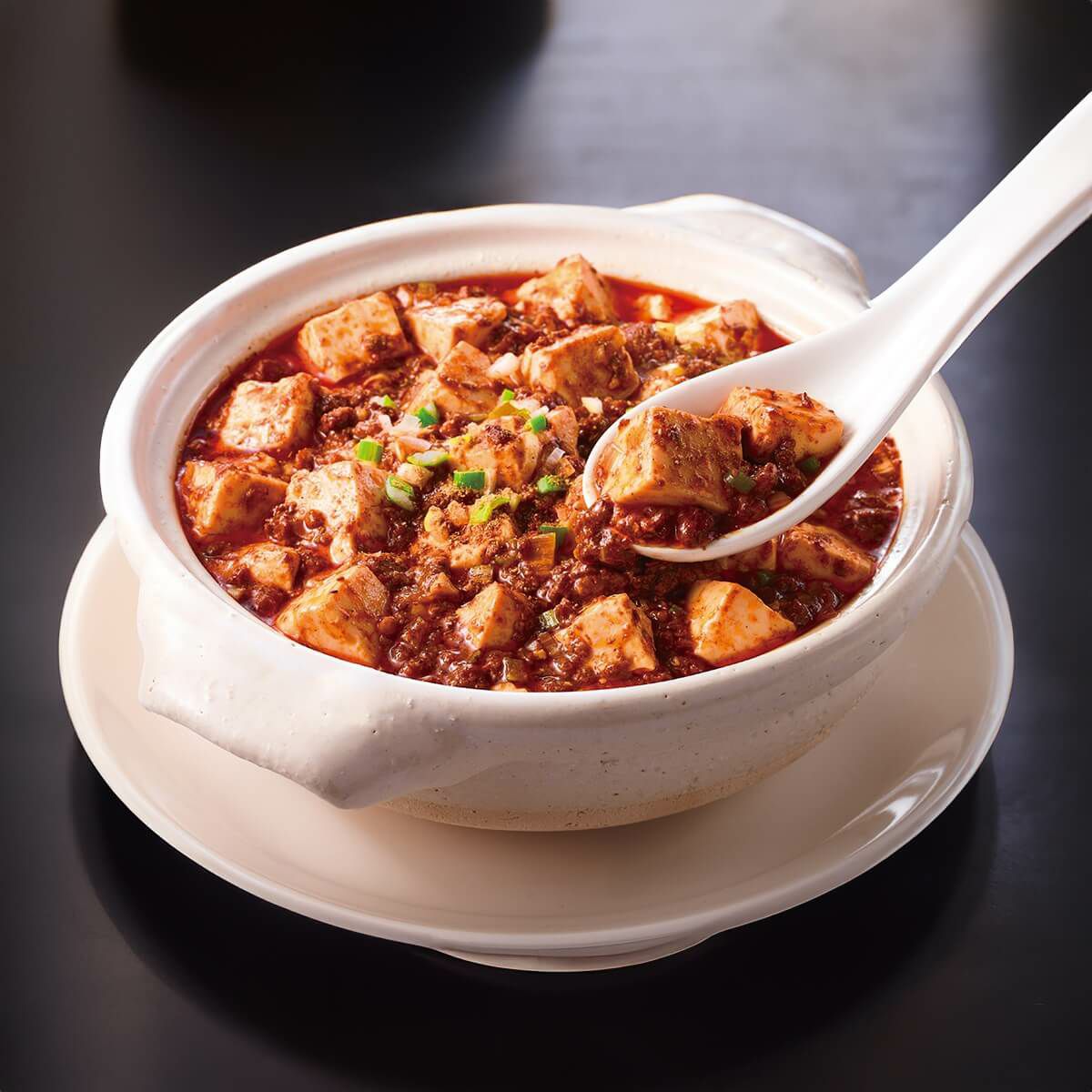 香辣油の香りと熟成醤のコクが際立つプレミアム麻婆豆腐｜たっぷりのひき肉と豆&#35913;の旨みが調和した、本格四川麻婆豆腐のシズル画像