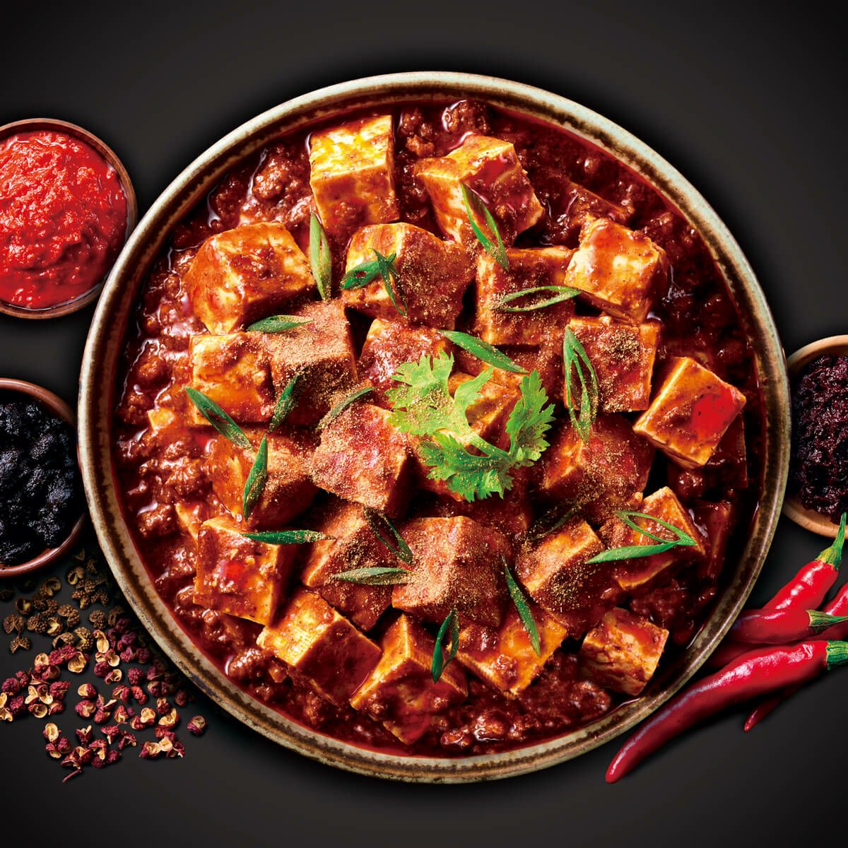 四川省&#37099;県産豆板醤の深いコクと四川山椒のしびれる辛さが広がる新宿中村屋の辛口麻婆豆腐｜一味唐辛子の香りが引き立つ四川麻婆豆腐のシズル画像