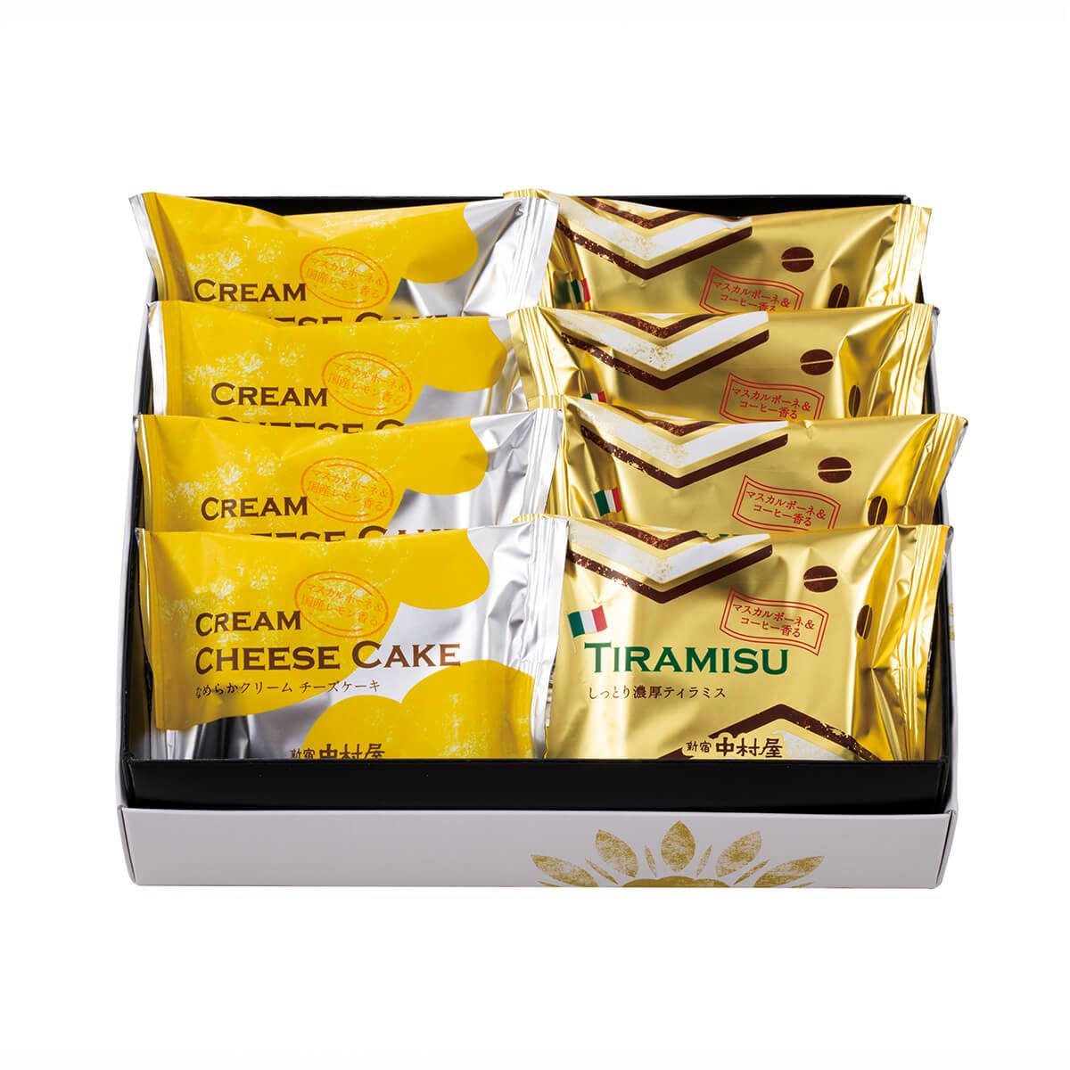 新宿中村屋　チーズケーキ＆ティラミス　8個入り（蓋を開けた状態）。整然と並んだ「チーズケーキ」と「ティラミス」の中身が見える