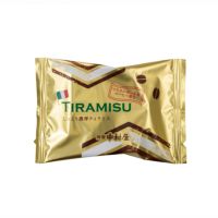 新宿中村屋のティラミス。ほろ苦いコーヒーゼリーと、なめらかなマスカルポーネ入りチーズクリームを、しっとりとしたコーヒー風味のココア生地で包み込んだ、個包装タイプの上品な洋菓子