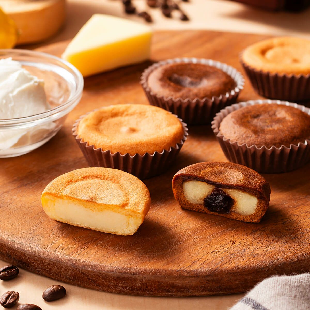 新宿中村屋　チーズケーキ＆ティラミスの断面写真。国産レモンが香る爽やかなチーズケーキと、濃厚でコクのあるティラミスの美味しさが伝わるシズル画像