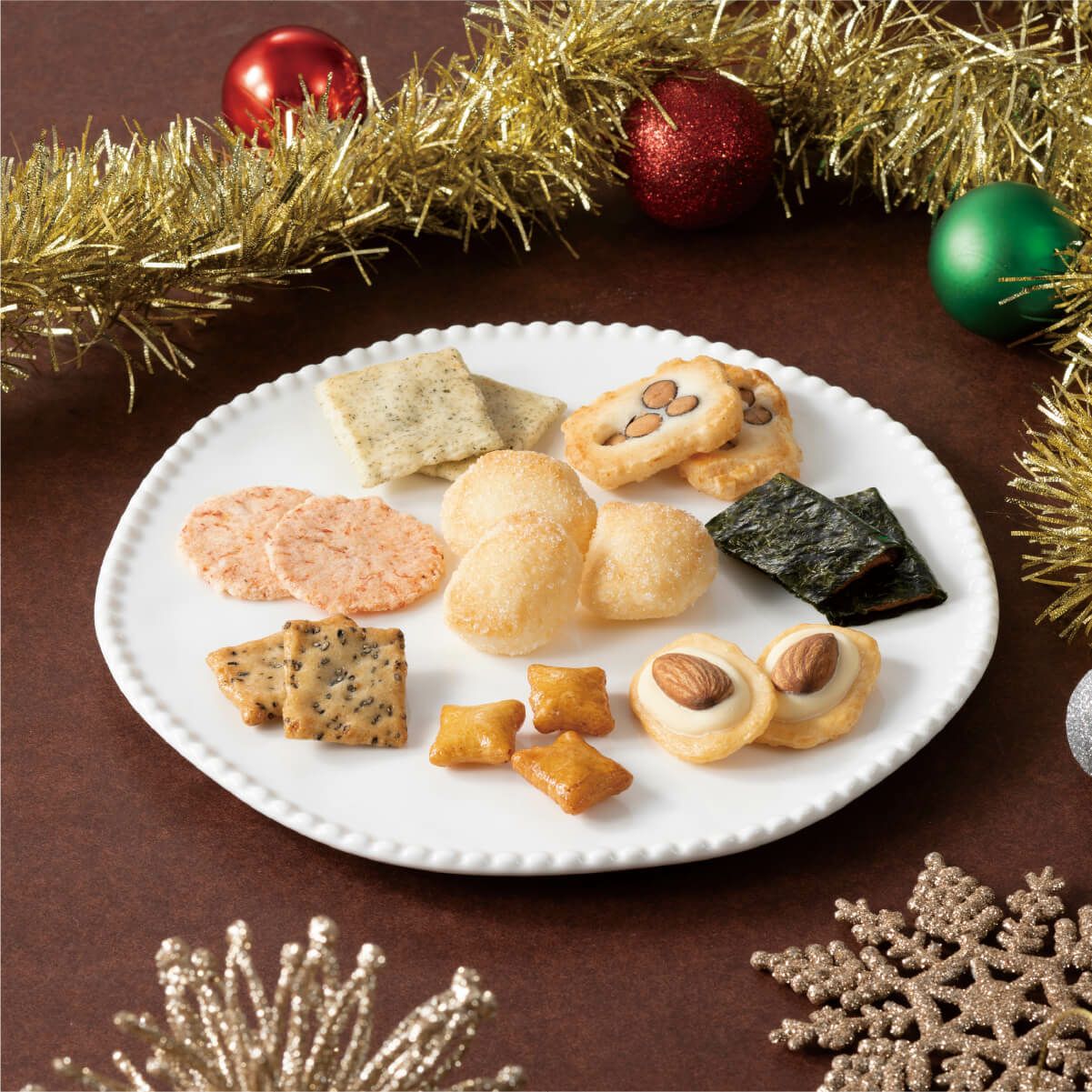 新宿中村屋　花ごよみクリスマス　4袋入｜季節限定のふっくらざらめと吹雪しょうゆのあられを含む8種類を小袋に詰め合わせたシズル画像